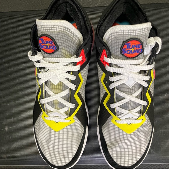 NIKE
LeBron 18 Low 'Sylvester vs Tweety Space Jam' Athletic Sneakers - Picture 2 of 16